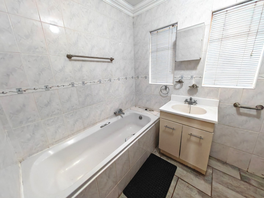 10 Bedroom Property for Sale in Brandwag Free State